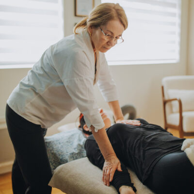Massage shiatsu du bras favorisant la circulation energétique et la détente profonde