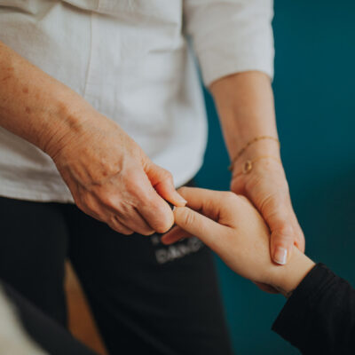 Shiatsu de la main réalisé par une praticienne pour soulager les tensions et améliorer la circulation énergétique.