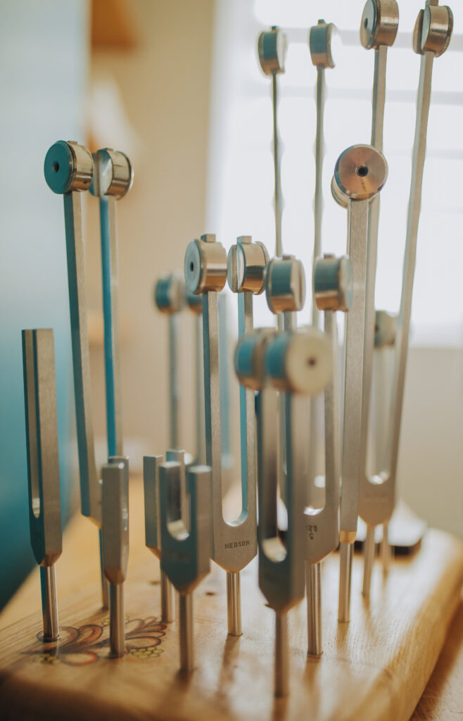 Diapasons utilisés en soin vibratoire