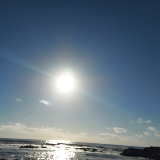 Coucher de soleil presque nuit sur la mer, atmosphère calme et apaisante.